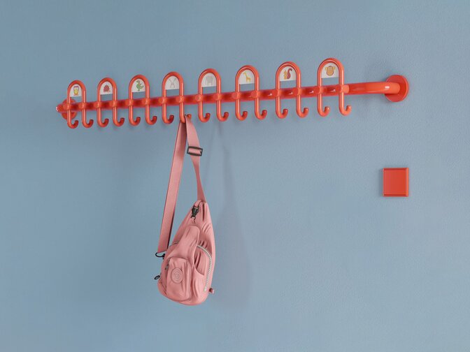 Farbefroher Kindergarten ausgestattet mit Beschlägen und Garderobe in der Farbe Orange