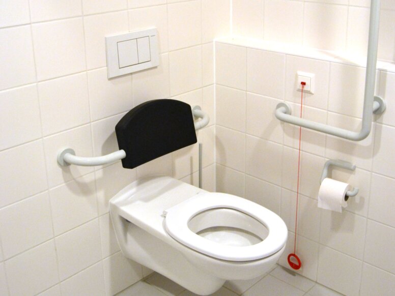 Kolping Haus Gemeinsam Leben in Wien Toilette ausgestattet mit Rückenstütze, Winkelgriff, WC-Papierhalter und Haken